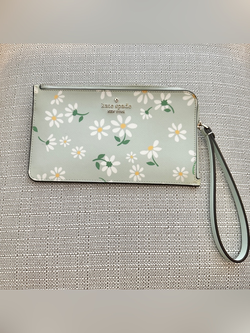 Floral Daisy Kate Spade Wristlet Clutch in Sage Green